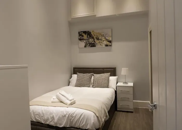 Spacious Apartment In City Centre - Free Parking