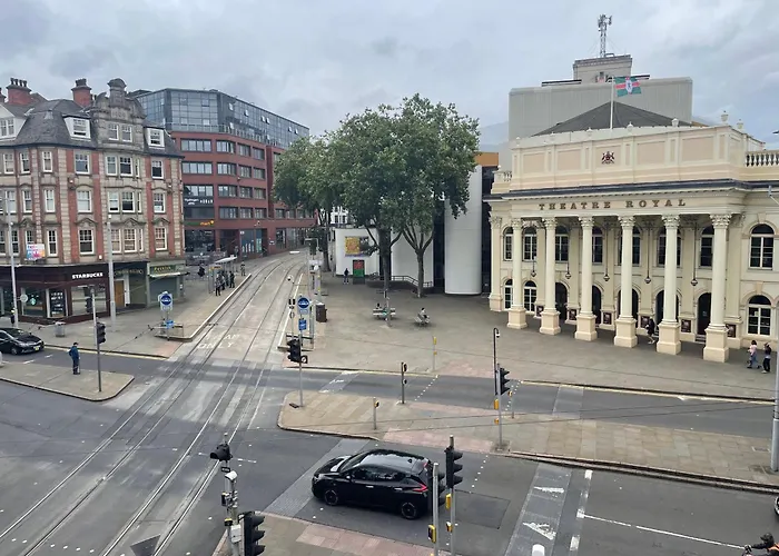 Spacious Apartment In City Centre - Free Parking