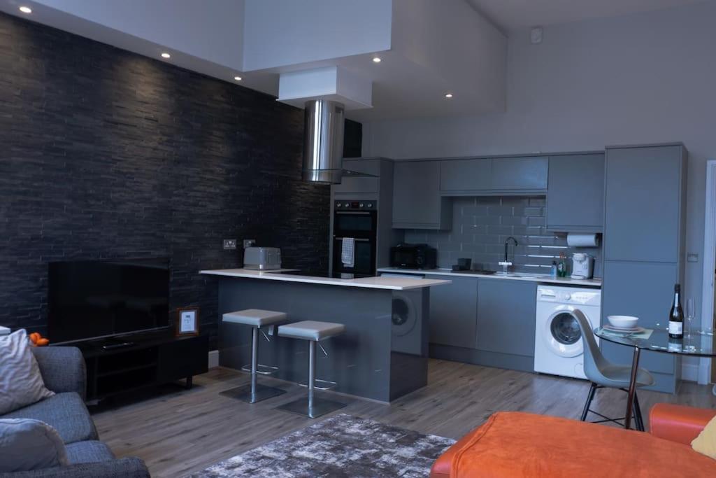 Spacious In Centre - Free Parking Apartment
