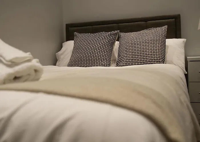 Spacious Apartment In City Centre - Free Parking