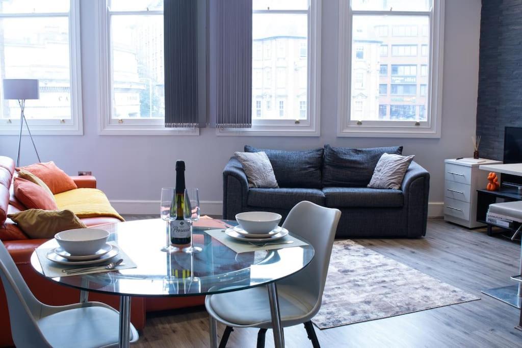 Spacious In Centre - Free Parking Apartment