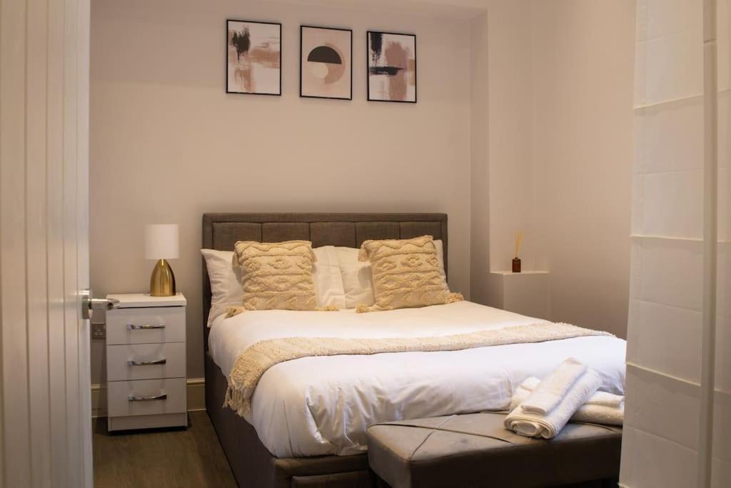 Spacious In Centre - Free Parking Apartment *